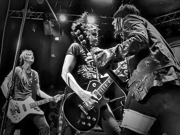 Bulletboys: Killin' it on stage. 